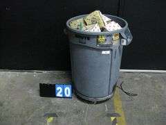 RUBBERMAID BRUTE TRASHCAN W/ CASTERS