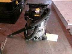 DEWALT 10 GALLON STAINLESS STEEL WET/DRY SHOP VACUUM