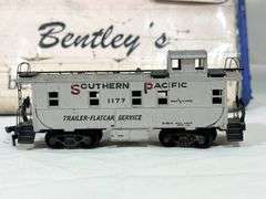 ATHEARN SOUTHERN PACIFIC #1177 CUPOLA CABOOSE W/ U.S. NAVY 311 FLATCAR, HO-SCALE