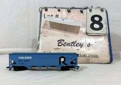 BACHMANN "THE ROCK" 4 BAY OPEN HOPPER MODEL TRAIN CAR, HO-SCALE