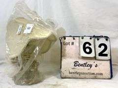 VINTAGE GLASS BASE TABLE LAMP