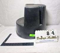 RUBBERMAID FOOTSTOOL, B1K