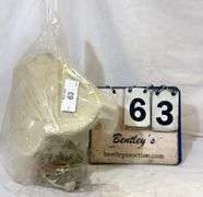 VINTAGE GLASS BASE TABLE LAMP