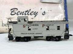 ATHEARN SOUTHERN PACIFIC #1177 CUPOLA CABOOSE W/ U.S. NAVY 311 FLATCAR, HO-SCALE