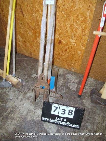LOT: GARDEN TOOLS - 1-FLAT NOSE SHOVEL W/ PLASTIC HANDLE, 1-WOOD HANDLE SHARP SHOOTER, 1-WOOD HANDLE