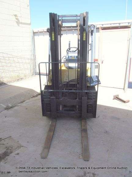 CATERPILLAR V40E FORKLIFT, LP 4000 LBS, 567 HRS., S/N 5NG00841, 1 KEY