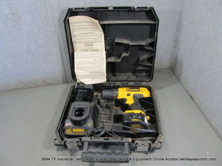 DEWALT BATTERY POWER DRILL W/ SPARE BATERY, CHARGER & CASE