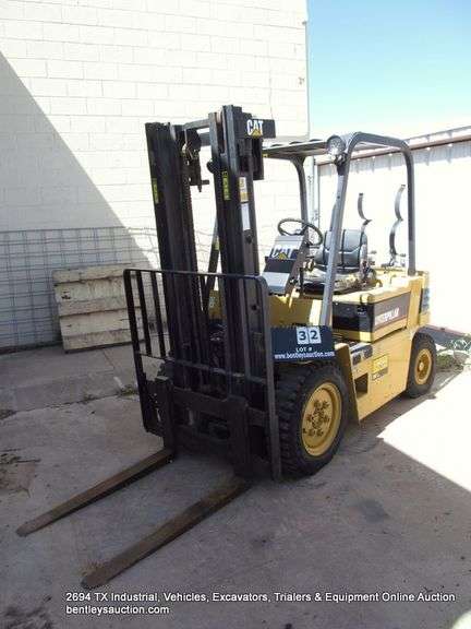 CATERPILLAR V40E FORKLIFT, LP 4000 LBS, 567 HRS., S/N 5NG00841, 1 KEY