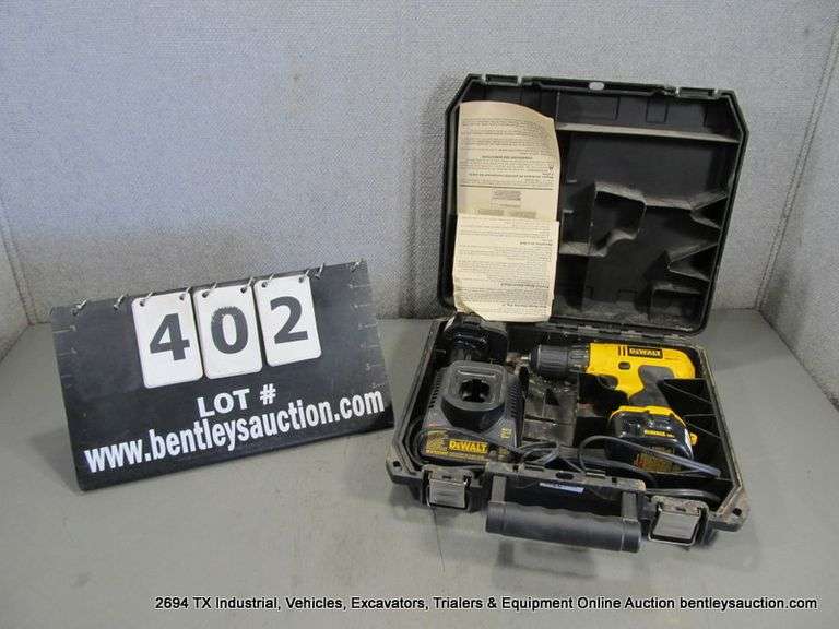 DEWALT BATTERY POWER DRILL W/ SPARE BATERY, CHARGER & CASE