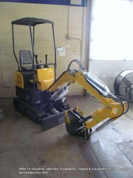 LANDHERO EXCAVATOR MODEL: LDH-KN16, S/N: 250200047, 15HP, 2 KEYS