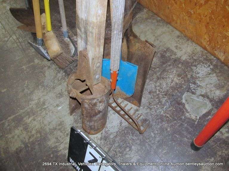 LOT: GARDEN TOOLS - 1-FLAT NOSE SHOVEL W/ PLASTIC HANDLE, 1-WOOD HANDLE SHARP SHOOTER, 1-WOOD HANDLE