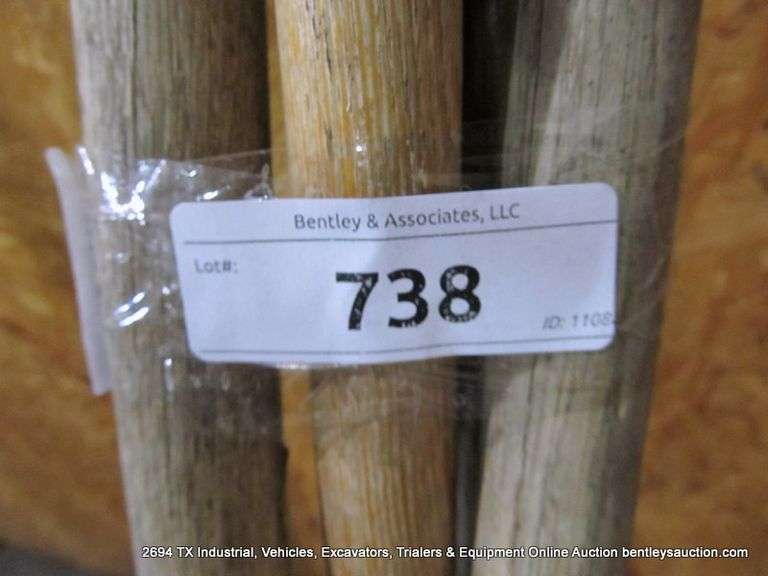 LOT: GARDEN TOOLS - 1-FLAT NOSE SHOVEL W/ PLASTIC HANDLE, 1-WOOD HANDLE SHARP SHOOTER, 1-WOOD HANDLE