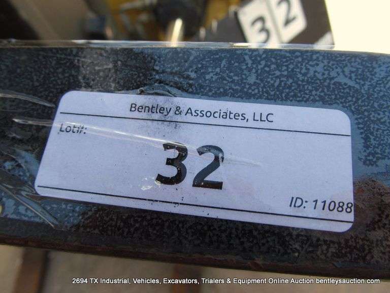 CATERPILLAR V40E FORKLIFT, LP 4000 LBS, 567 HRS., S/N 5NG00841, 1 KEY