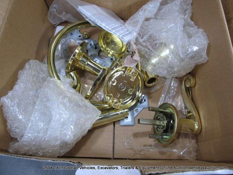 LOT: DOOR HANDLES & LIGHT FIXTURE