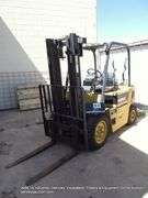 CATERPILLAR V40E FORKLIFT, LP 4000 LBS, 567 HRS., S/N 5NG00841, 1 KEY