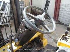 CATERPILLAR V40E FORKLIFT, LP 4000 LBS, 567 HRS., S/N 5NG00841, 1 KEY
