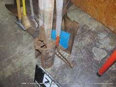 LOT: GARDEN TOOLS - 1-FLAT NOSE SHOVEL W/ PLASTIC HANDLE, 1-WOOD HANDLE SHARP SHOOTER, 1-WOOD HANDLE