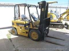 CATERPILLAR V40E FORKLIFT, LP 4000 LBS, 567 HRS., S/N 5NG00841, 1 KEY