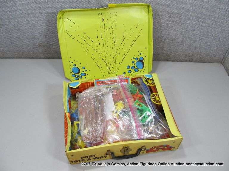 FORT TOTE-A-WAY VINTAGE PLAY SET