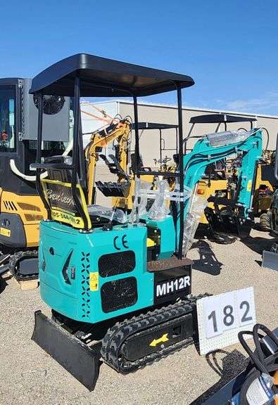 2024/2025 AGT MINI EXCAVATOR MODEL: MH12R - RATO GASOLINE ENGINE, S/N: MH12R2025010M704 (KEY)