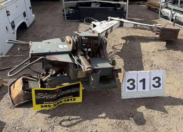 BOBCAT BACKHOE ATTACHMENT MODEL: 909, S/N: 6561138-M-1470 - FADED PAINT/RUST AND NORMAL WEAR & TEAR
