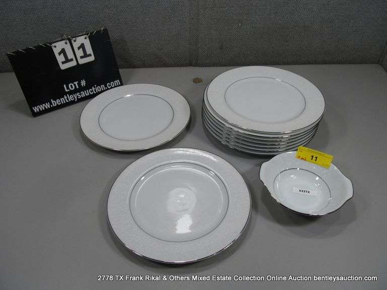 LOT 10:  NORITAKE CONTEMPORARY FINE CHINA: 9 BARONESS DINNER PLATES, 1 RANIER CHINA CEREAL BOWL