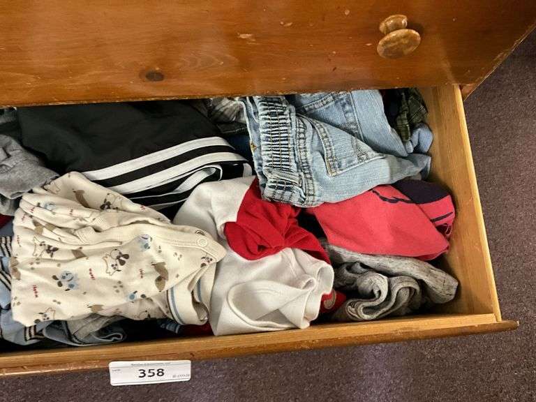 CONTENTS OF DRAWER: MISC BABY CLOTHES