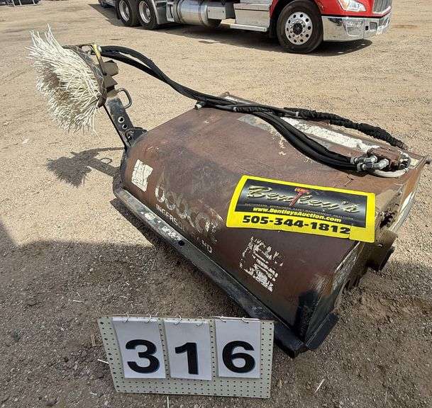 BOBCAT INGERSOLL-RAND SWEEPER 60, S/N: 714408845 - NON-RUNNER, FADED PAINT, MISSING BODY ARTS, RUST,