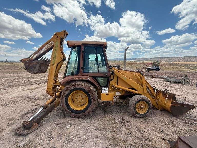 CASE 580K CONSTRUCTION KING BACKHOE - RUNS, NEW REAR TIRE, 6,734 HRS
