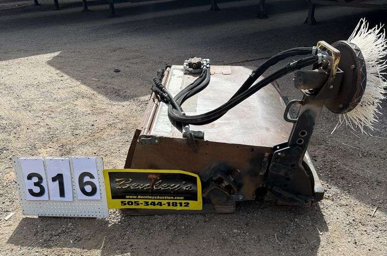 BOBCAT INGERSOLL-RAND SWEEPER 60, S/N: 714408845 - NON-RUNNER, FADED PAINT, MISSING BODY ARTS, RUST,