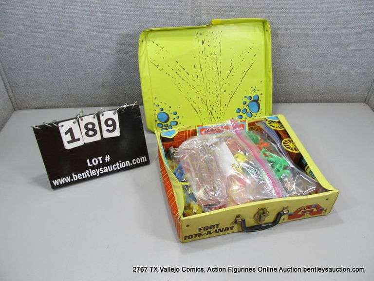 FORT TOTE-A-WAY VINTAGE PLAY SET