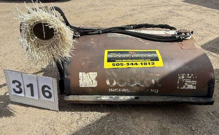 BOBCAT INGERSOLL-RAND SWEEPER 60, S/N: 714408845 - NON-RUNNER, FADED PAINT, MISSING BODY ARTS, RUST,