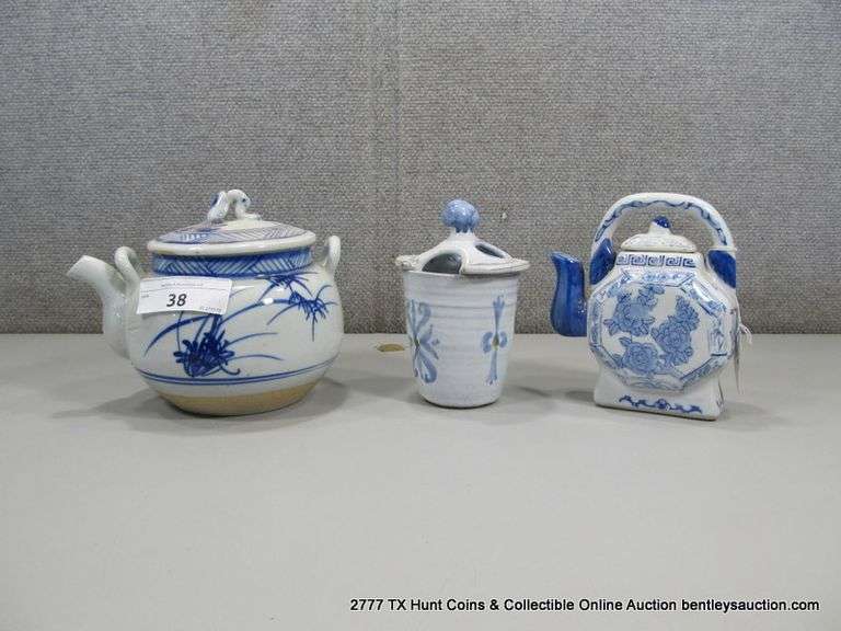 LOT 2: ASIAN TEAPOTS & UNMARKED CREAMER DISH
