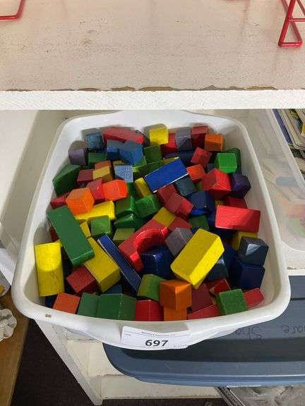 PLASTIC TOTE WOODEN BLOCKS