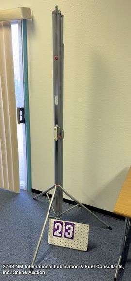 DA-LITE VERSATOL FOLDING PROJECTION SCREEN