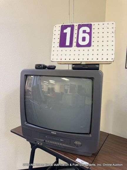 RCA T190600Y TV W/ DTV TR-40 DIGITAL CONVERTER AND REMOTES