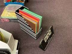 LOT: ASSORTED BLACK/WHITE DECORATIVE DESK ORGANIZERS W/ CONSTRUCTION PAPER