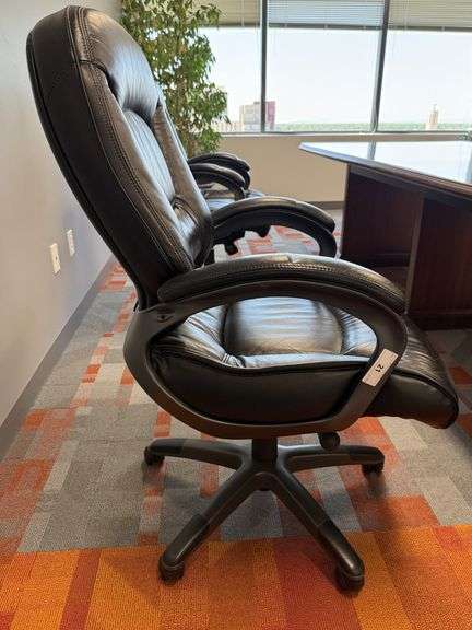 BLACK LEATHER ARM CHAIR W/ CASTERS
