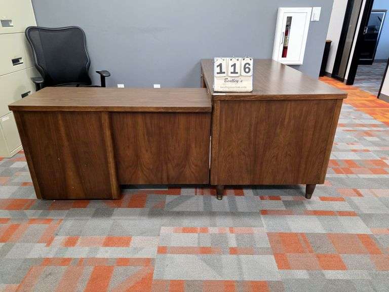 WOOD DESK W/ RETURN