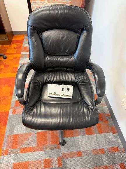 BLACK LEATHER ARM CHAIR W/ CASTERS