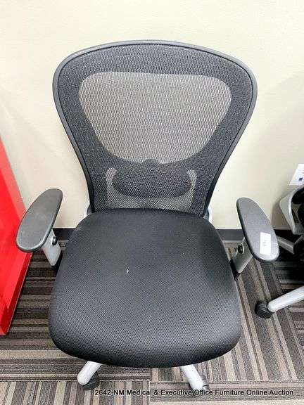 9-5 BLACK ARM CHAIR ON CASTERS