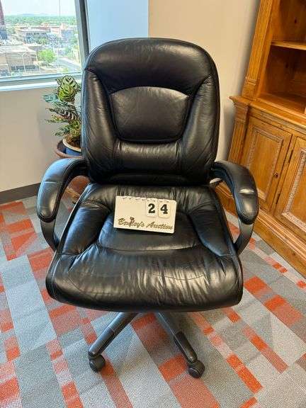 BLACK LEATHER ARM CHAIR W/ CASTERS