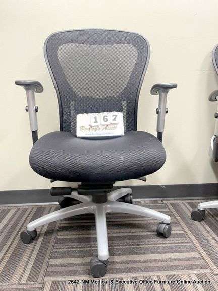 9-5 BLACK ARM CHAIR ON CASTERS