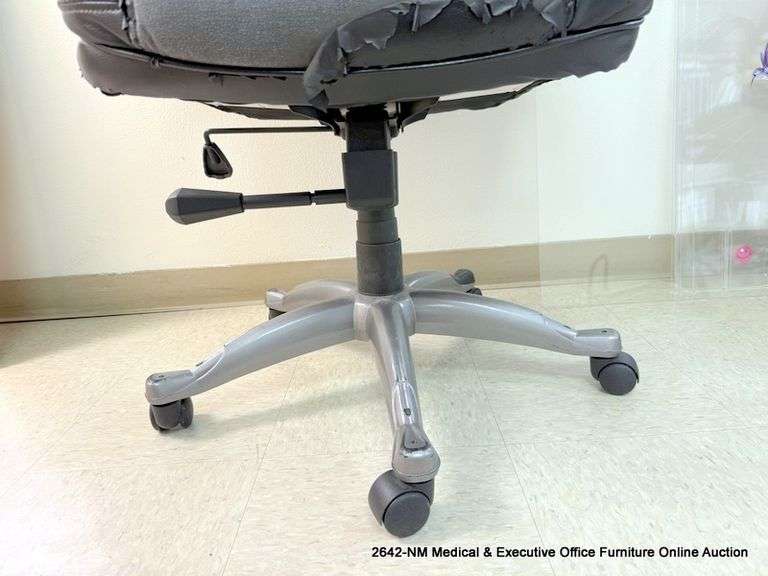 BLACK ARM OFFICE CHAIR ON CASTERS