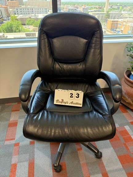 BLACK LEATHER ARM CHAIR W/ CASTERS