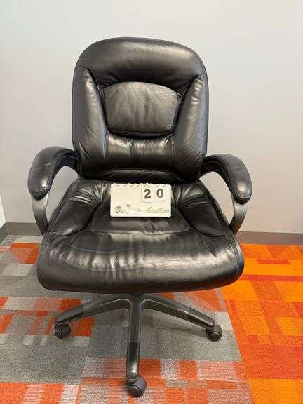 BLACK LEATHER ARM CHAIR W/ CASTERS