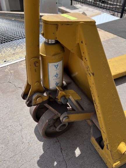 UNKNOWN BRAND PALLET JACK, (DOES NOT LIFT)