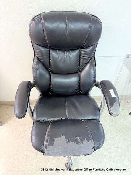 BLACK ARM OFFICE CHAIR ON CASTERS