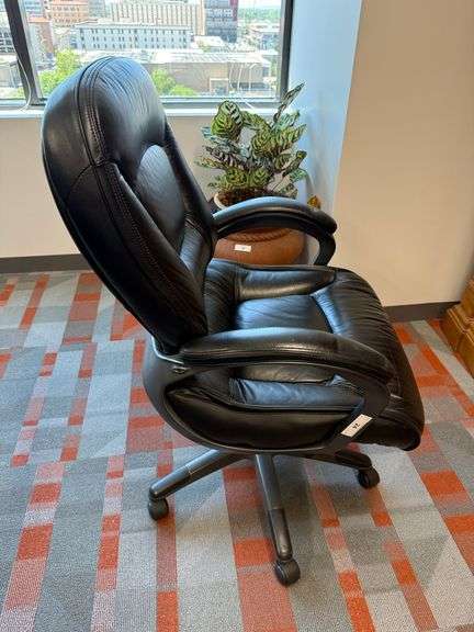BLACK LEATHER ARM CHAIR W/ CASTERS