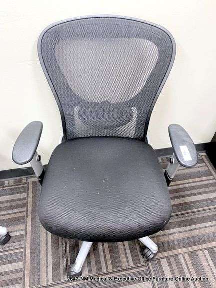 9-5 BLACK ARM CHAIR ON CASTERS
